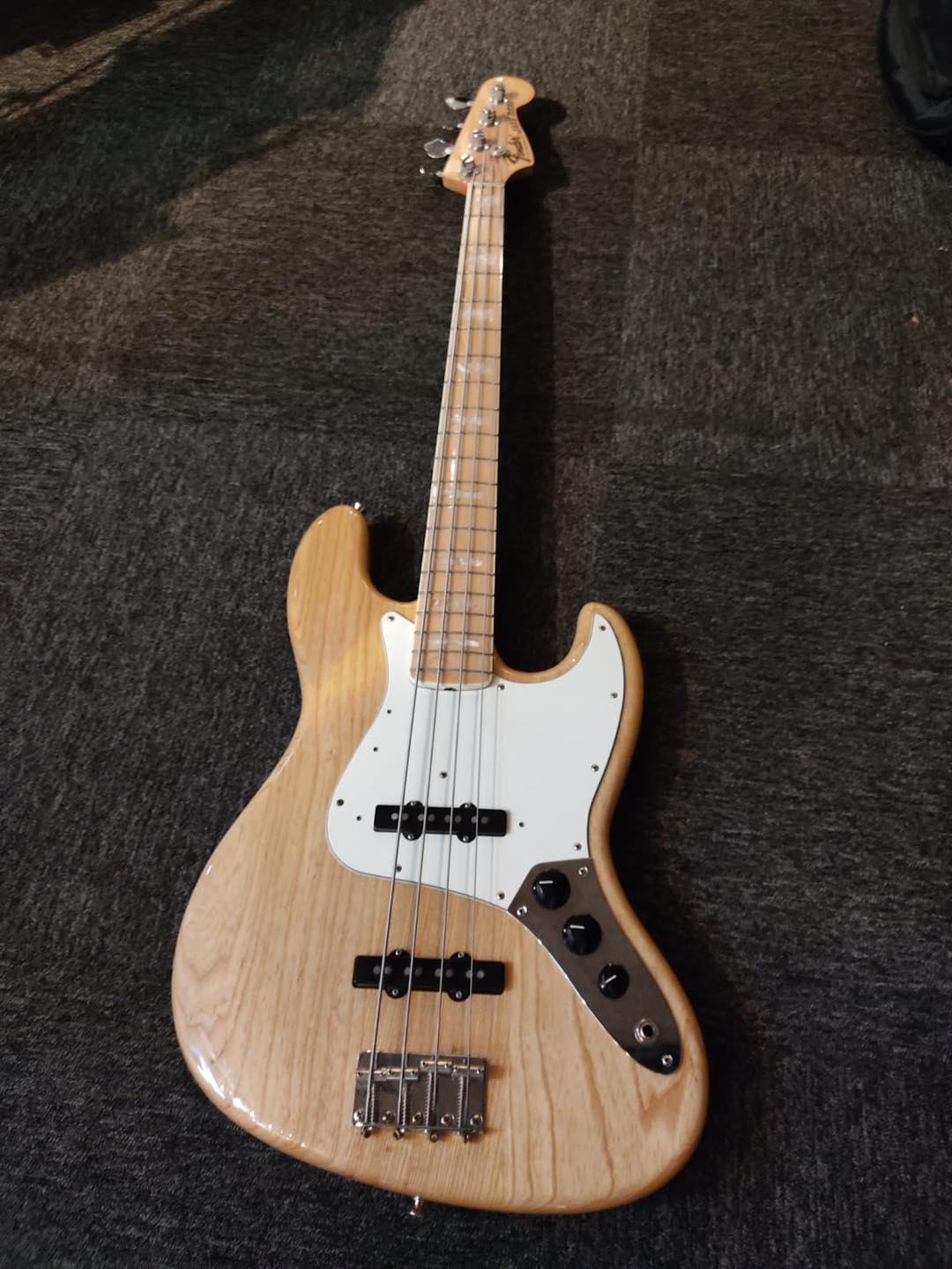 Fender jazz deals bass wood finish